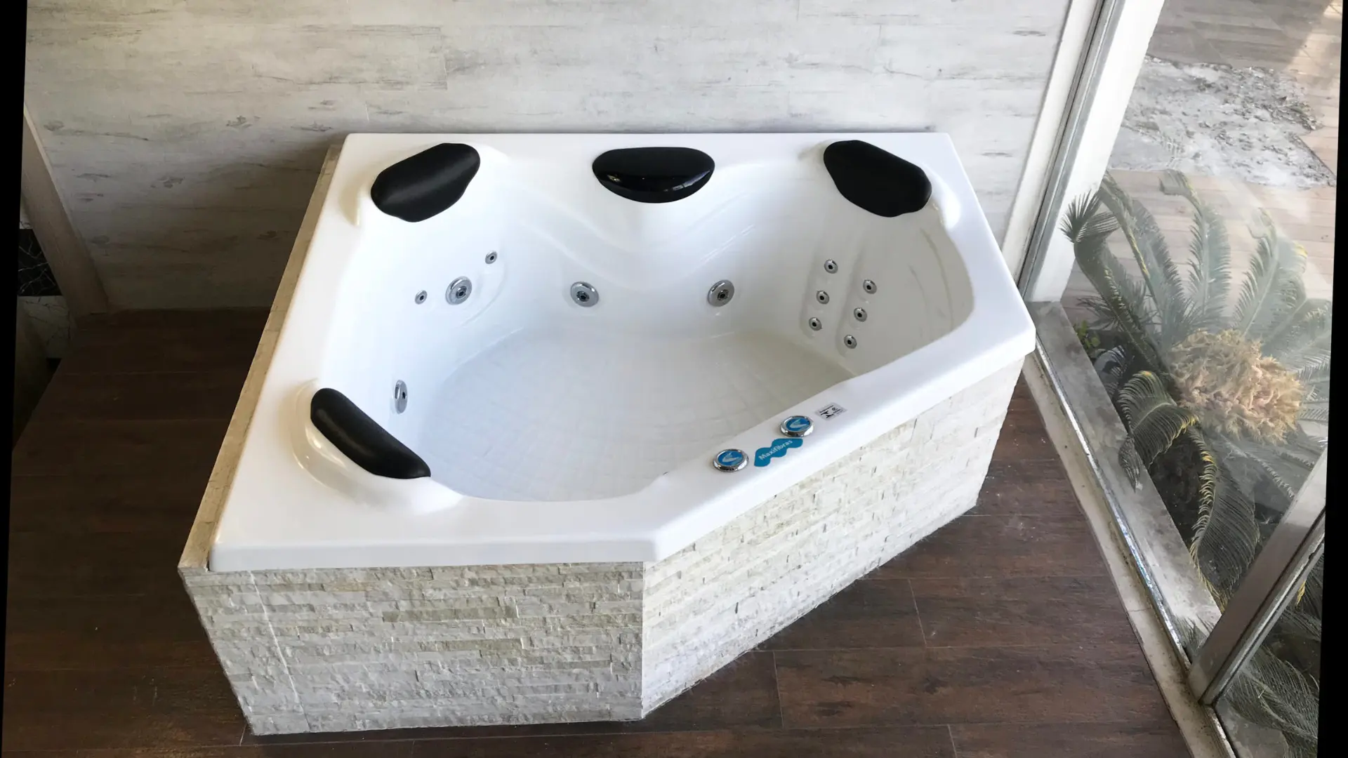 Banheira de hidromassagem Mini Selecta da Maxifibras, para 3 pessoas
