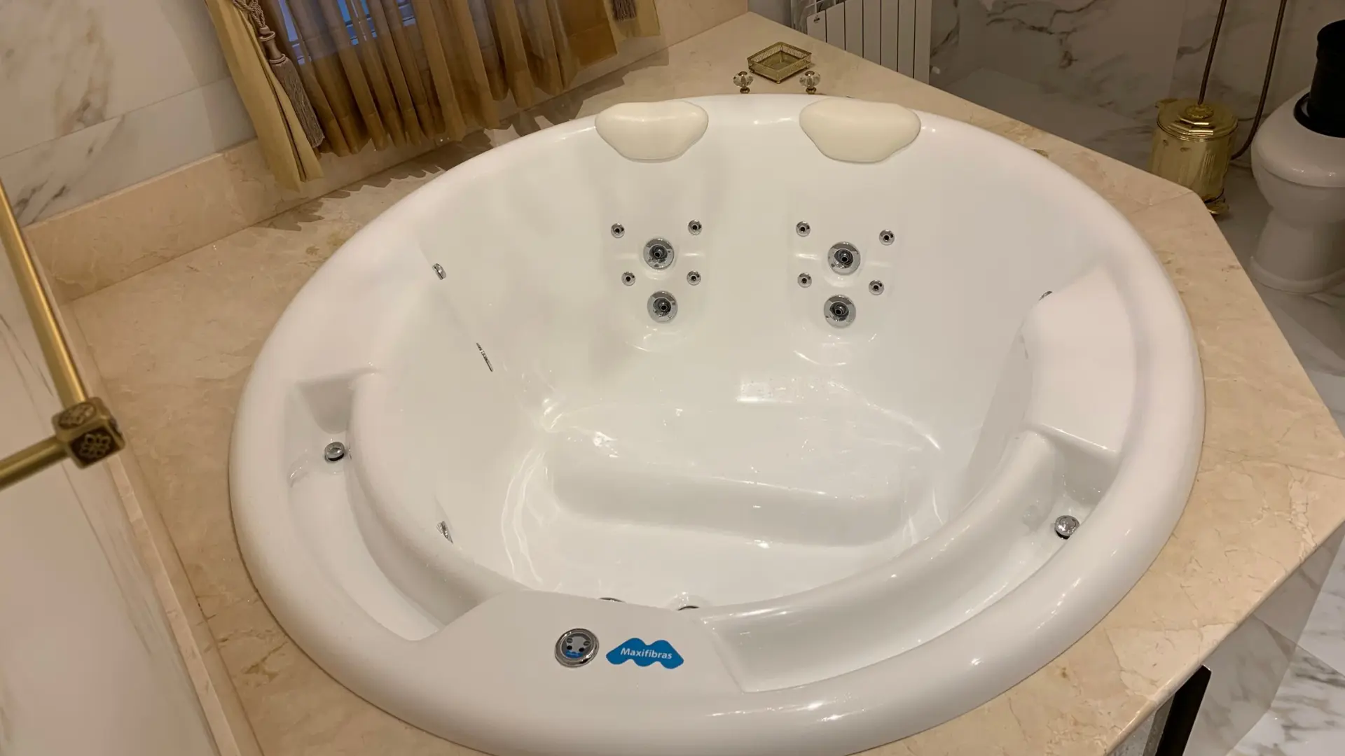 Banheira de hidromassagem Sensus da Maxifibras, para 2 pessoas