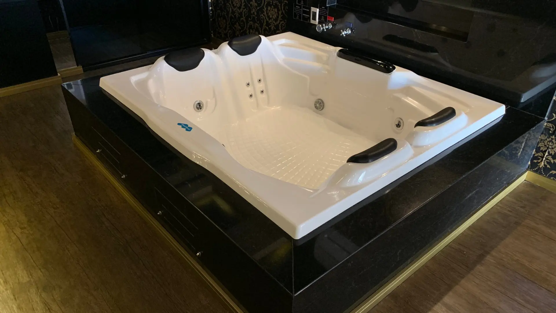 Banheira de hidromassagem Space da Maxifibras, para 4 pessoas