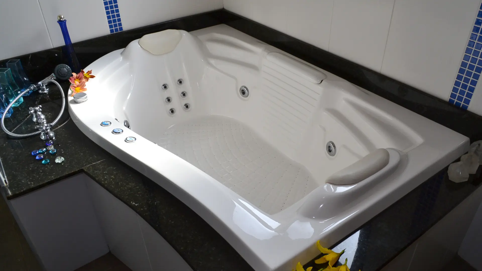Banheira de hidromassagem Vivence da Maxifibras, para 2 pessoas