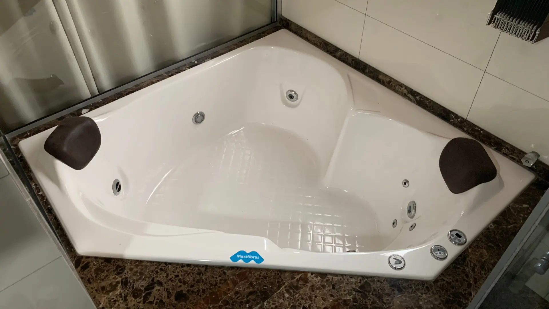 Banheira de hidromassagem Canto Reta da Maxifibras, para 2 pessoas