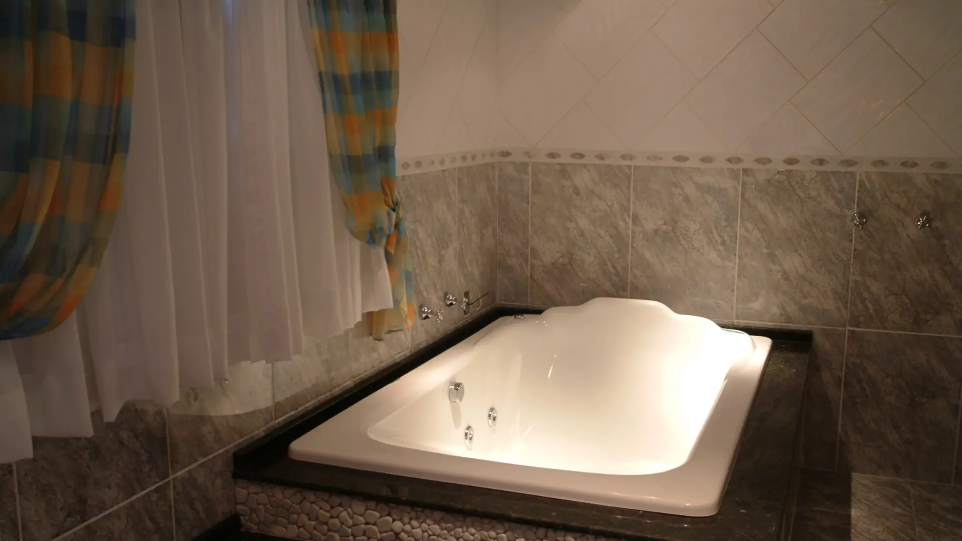 Banheira de hidromassagem Master da Maxifibras, para 1 pessoa